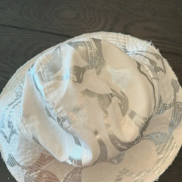 Coach Bucket Hat Silver & White Size M/L NWOT - Picture 8 of 8